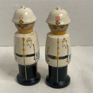 VINTAGE| Wooden Salt and Pepper Shakers